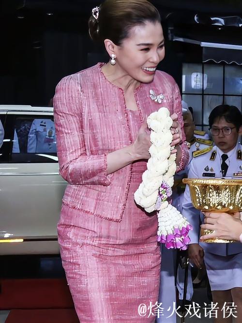 素颜自信!47岁苏提达出海称重,32岁欧拉盛装颁奖 素颜自信!47岁苏提达出海称重,32岁欧拉盛装颁奖