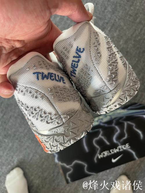 迪格斯上脚JA3主题定制钉鞋,橄榄球场的篮球风 迪格斯上脚JA3主题定制钉鞋,橄榄球场的篮球风