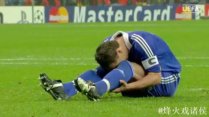 特里曾因2008年欧冠决赛罚丢点球错失冠军而陷入绝望。 特里曾因2008年欧冠决赛罚丢点球错失冠军而陷入绝望。